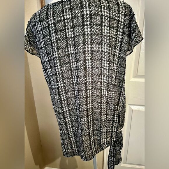 Michael Kors Black & White Print Short Sleeve Blouse- MSRP $50. Size S - Picture 2 of 6